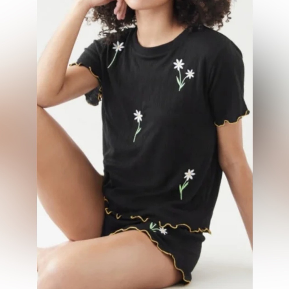 Emerson Rose - Black Daisy Flowers Tee and Short Pajama Set.  Size Large. NWT